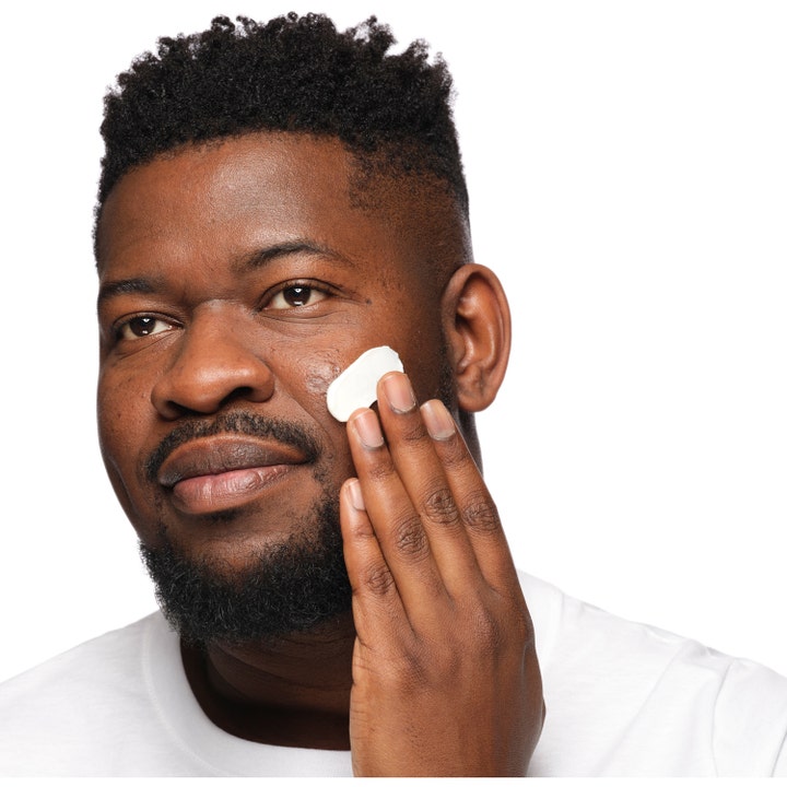 The Ordinary Natural Moisturizing Factors + Phytoceramides 30 ml täyteläinen kasvovoide miehen poskelle levitettynä.