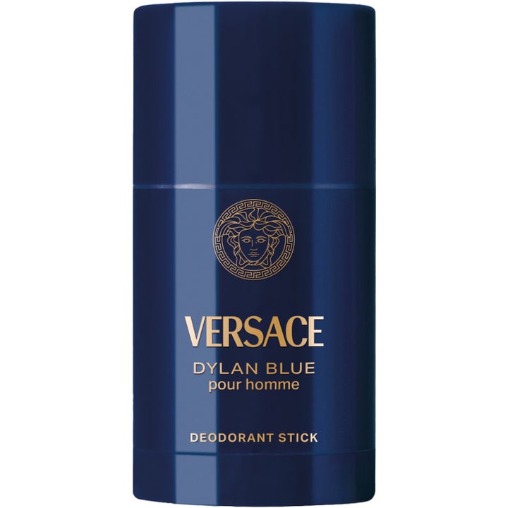 Versace Dylan Blue Pour Homme raikastava deodoranttitikku tummansinisessä hylsyssä kultaisella Medusa-logolla.