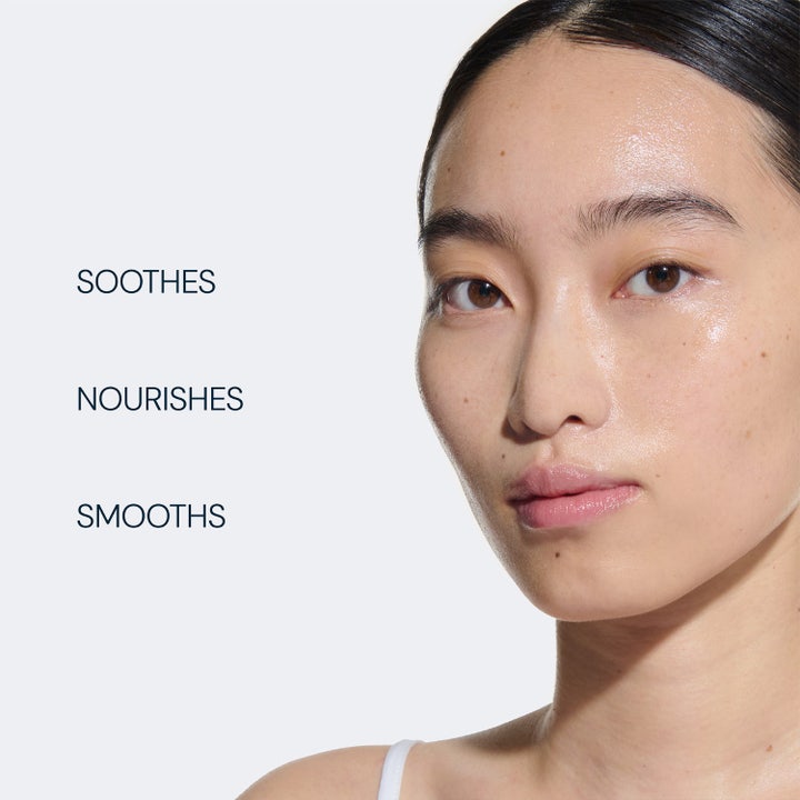 Elemis Pro-Collagen Rose Facial Oil 15 ml rauhoittava kasvoöljy ja mallin kuulas iho teksteillä Soothes Nourishes Smooths
