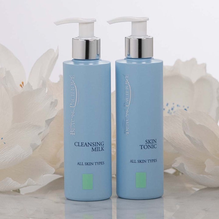 Beauté Pacifique Cleansing Milk 200 ml puhdistusmaito vaaleansinisessä pumppupullossa Skin Tonicin ja kukkien rinnalla