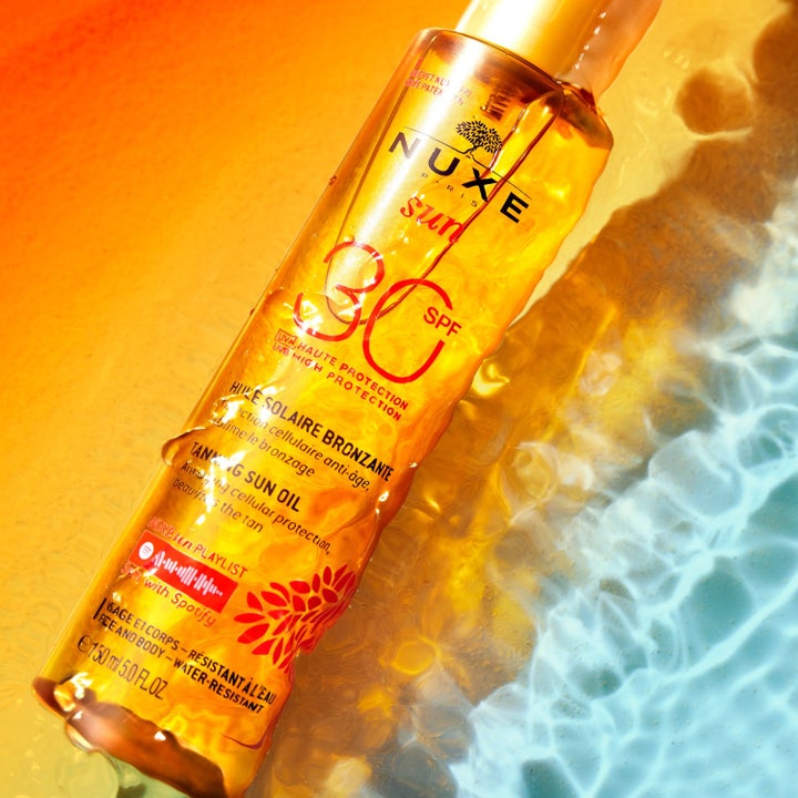 Nuxe Nuxe Sun Tanning Oil 150 ml aurinkosuojaöljy, jonka ylellinen kultainen ja kiiltävä koostumus heijastaa valoa.