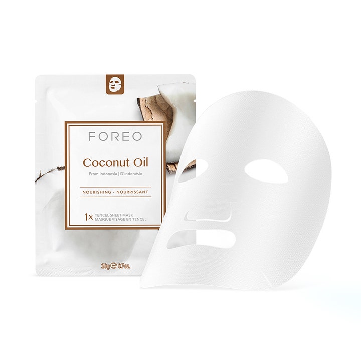 FOREO Farm To Face Coconut Oil 20 g ravitseva kasvonaamio sekä pussista otettu valkoinen arkinaamio.