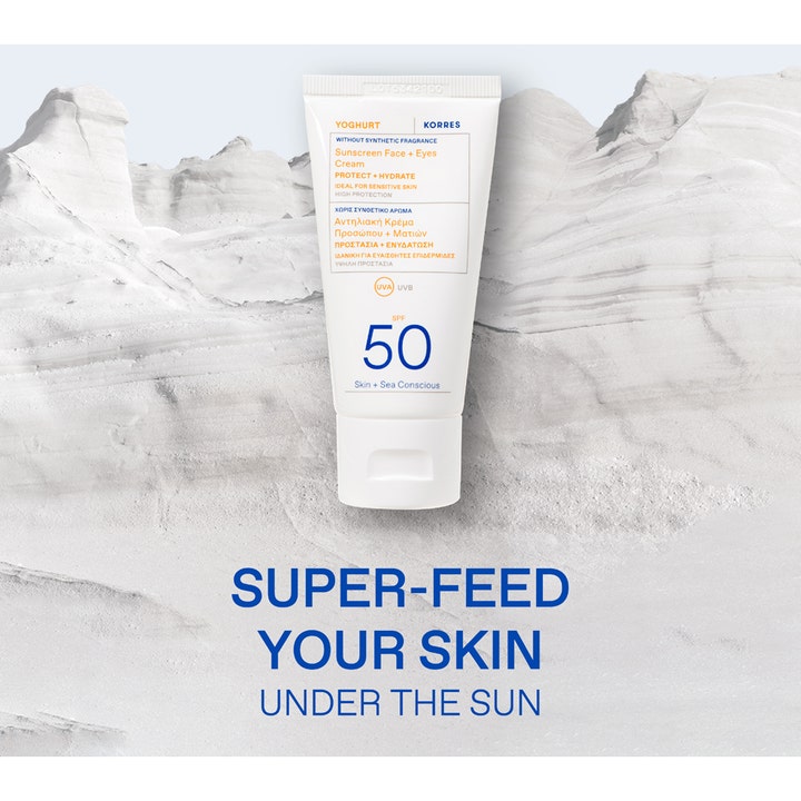 Korres Yoghurt Face + Eyes Sunscreen 50 ml kosteuttava SPF50 aurinkovoide valkoisessa tuubissa vaalealla kalliolla.