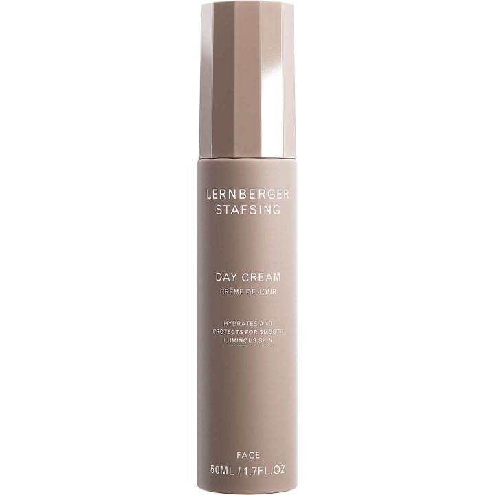 Lernberger Stafsing Day Cream 50 ml kosteuttava päivävoide antaa hehkua tyylikkäässä beigessä pullossa jossa on särmikäs korkki.