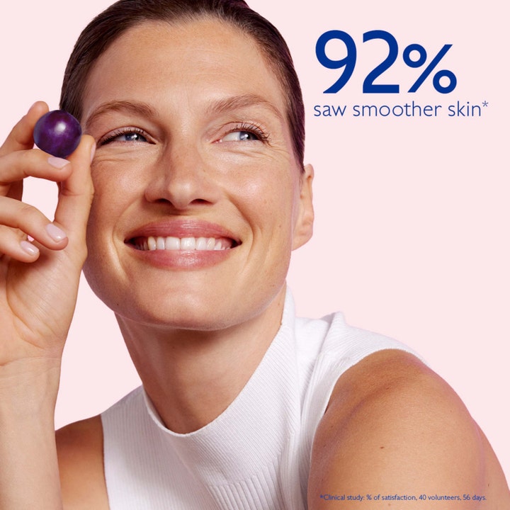 Caudalie Resveratrol-Lift Lightweight Firming Cashmere Cream 40 ml kiinteyttävä päivävoide, nainen ja teksti 92% saw smoother skin