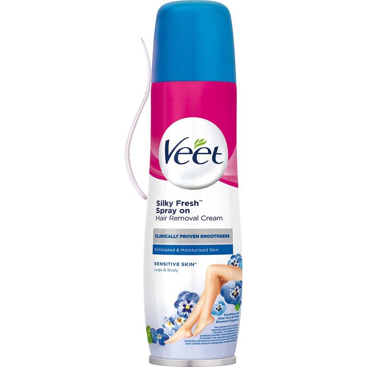 Veet Silky Fresh Spray on 150 ml kosteuttava karvanpoistovoide herkälle iholle valkoisessa suihkepullossa.
