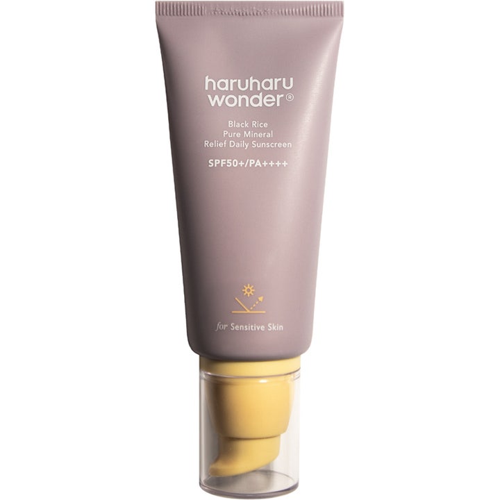 Haruharu Wonder Black Rice Pure Mineral Relief Daily Sunscreen 50 ml suojaava aurinkovoide lilassa tuubissa.