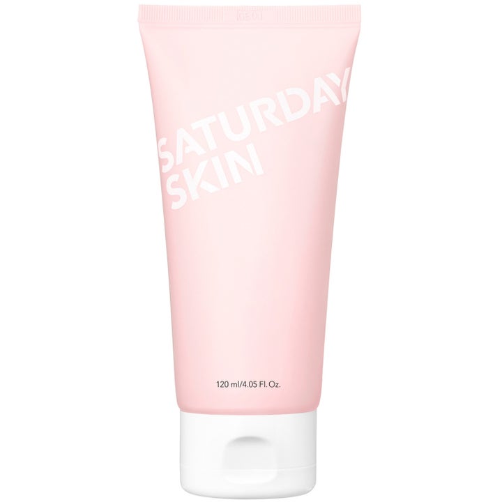 Saturday Skin Rise + Shine Gentle Cleanser 120 ml heleyttävä puhdistusaine vaaleanpunaisessa tuubissa valkoisella korkilla