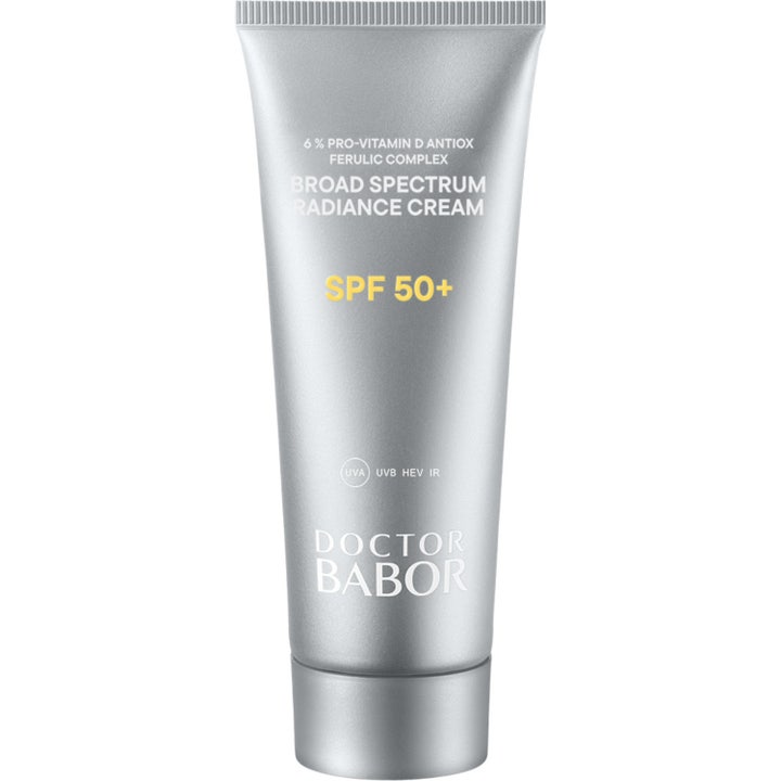 Doctor Babor Broad Spectrum Radiance Cream SPF 50+ kirkastava päivävoide hopeanvärisessä mattapintaisessa tuubissa