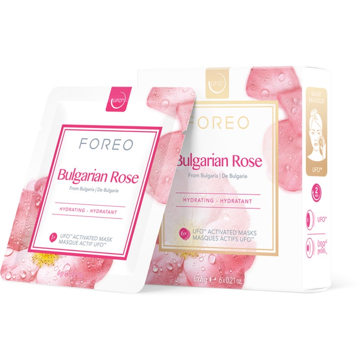 Foreo Bulgarian Rose 6 kpl kosteuttava naamio valkoisessa rasiassa ja pussissa jossa on vaaleanpunaisia ruusunlehtiä.
