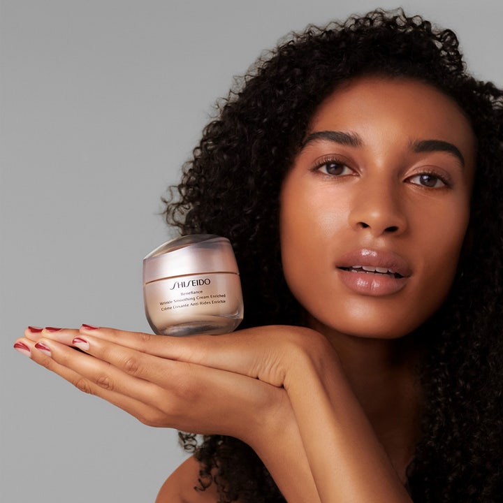 Shiseido Benefiance Wrinkle Smoothing Enriched Cream 50 ml silottava päivävoide naisen pitelemänä