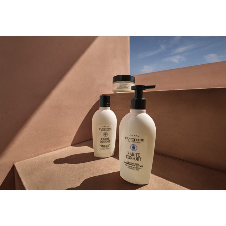 L'Occitane en Provence Shea Butter Body Lotion 240 ml kosteuttava vartalovoide pumppupullossa ulkona.