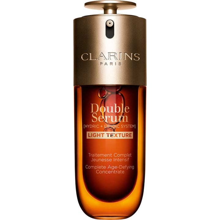 Clarins Double Serum Light Texture ikääntymistä vastustava seerumi meripihkanvärisessä pullossa pronssisella pumpulla.