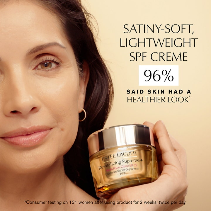 Estée Lauder Revitalizing Supreme+ Youth Power Creme SPF25 50 ml päivävoide kultaisessa lasipurkissa naisen kädessä.
