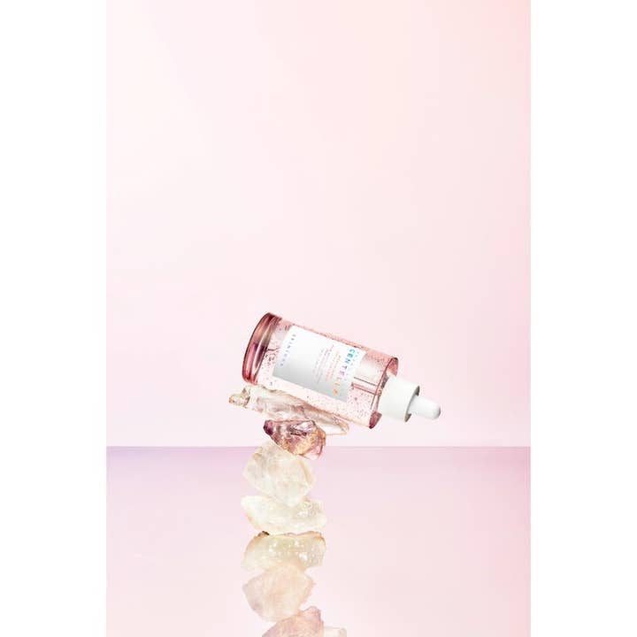 SKIN1004 Madagascar Centella Poremizing Fresh Ampoule 100 ml supistava seerumi vaaleanpunaisessa pullossa kivien päällä