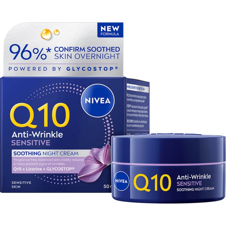 Nivea Q10 Anti-Wrinkle Sensitive 50 ml hajusteeton yövoide rauhoittaa ihoa tummansinisessä purkissa ja pakkauksessa.