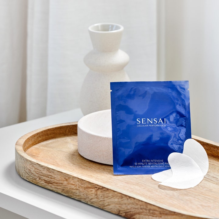 Sensai Cellular Performance 10 Minutes Revitalizing Pads 60 g silmänympäryslaput sinisessä pussissa puutarjottimella