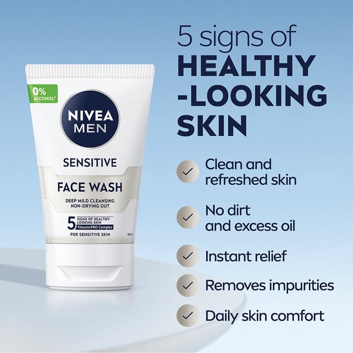 NIVEA MEN Sensitive Face Wash 100 ml puhdistusgeeli valkoisessa tuubissa syväpuhdistaa ja antaa välitöntä helpotusta.