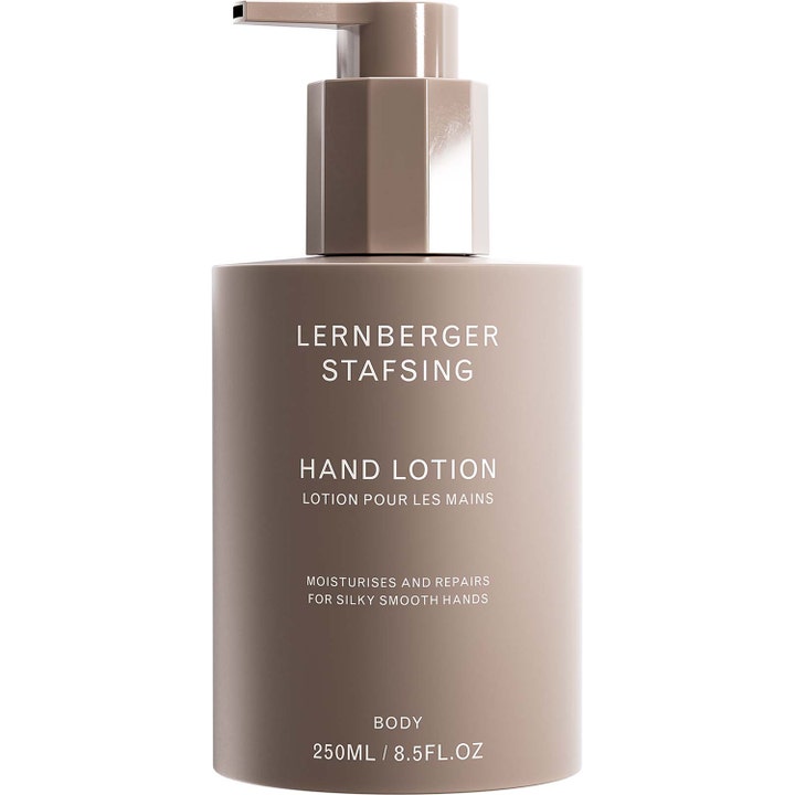 Lernberger Stafsing Hand Lotion 250 ml kosteuttava käsivoide tyylikkäässä beigessä pumppupullossa