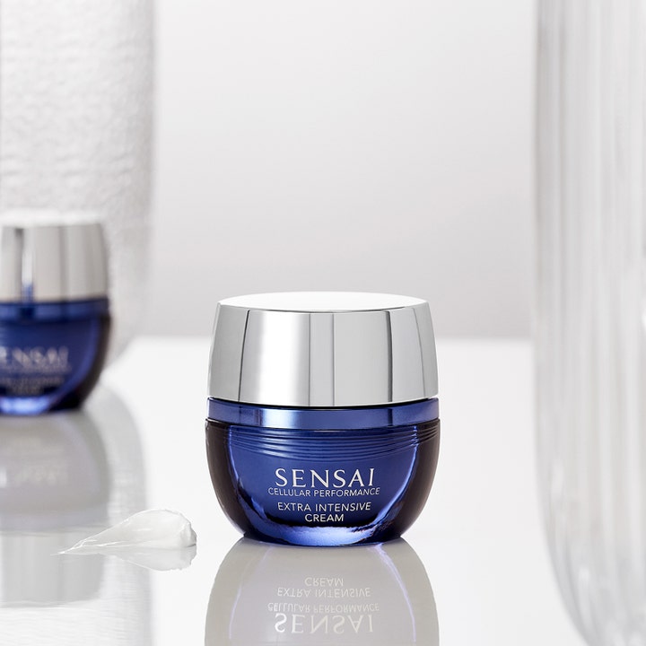 Sensai Cellular Performance Extra Intensive Cream 40 ml elvyttävä kasvovoide sinisessä lasipurkissa ja voidenäyte.
