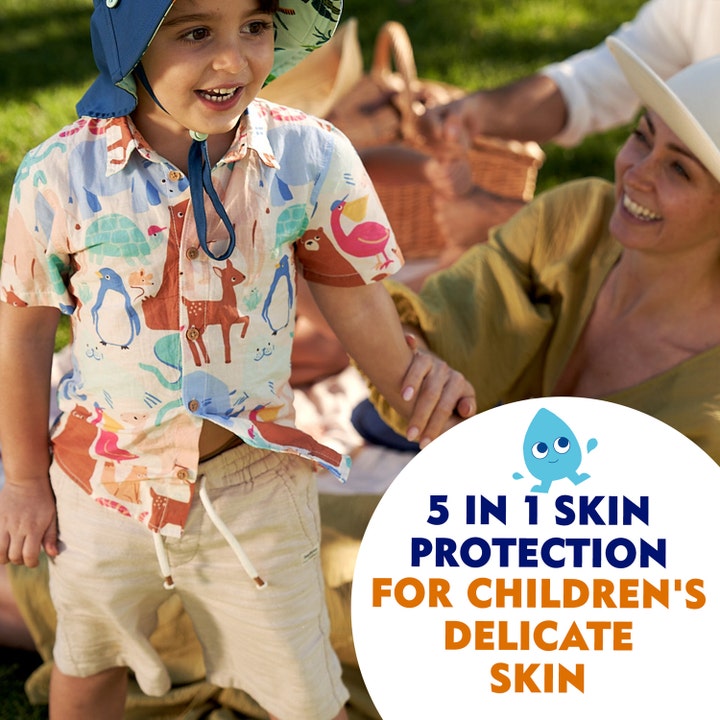 NIVEA Sun Kids Protect & Sensitive Spray SPF50+ 200 ml aurinkosuoja lapsille, jossa lapsi ulkona ja 5 in 1 -suojateksti.