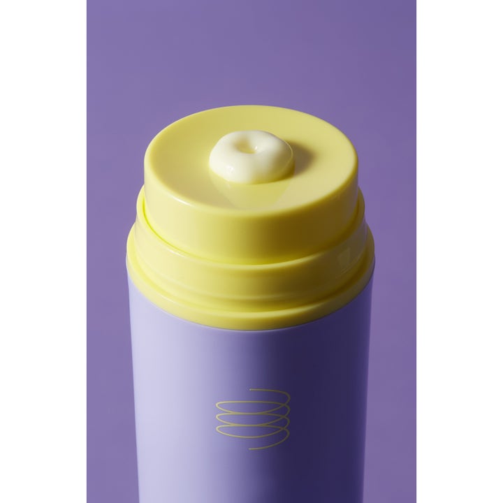 By Wishtrend Vitamin A-mazing Bakuchiol Body Lotion 150 g silottava vartalovoide ja kermainen pisara keltaisella pumpulla.