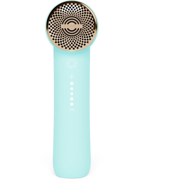 FOREO PEACH 2 go 1 kpl IPL-laite ihokarvojen poistoon vaaleansinisessä rungossa kultaisella päällä.