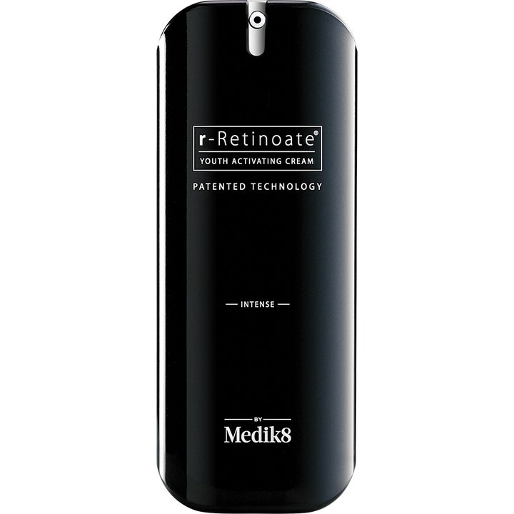 Medik8 r-Retinoate Intense Youth Activating Cream nuorentava yövoide kiiltävässä mustassa pumppupullossa.
