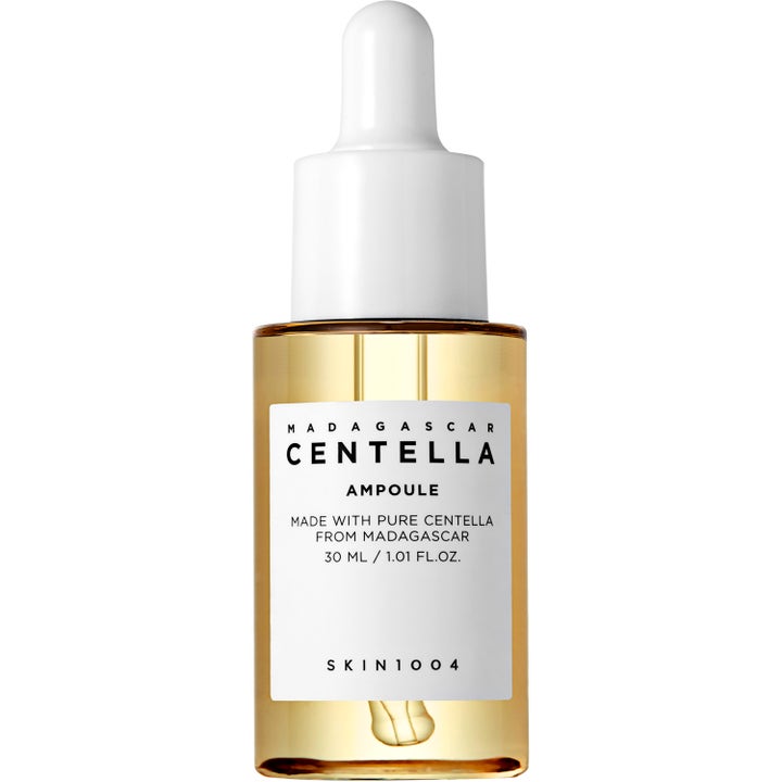 SKIN1004 Madagascar Centella Ampoule 30 ml rauhoittava seerumi lasipullossa valkoisella pipetillä