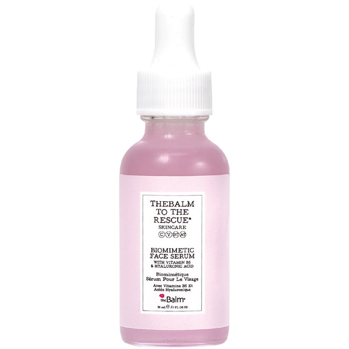 theBalm To The Rescue Biomimetic Face Serum 30 ml kosteuttava seerumi vaaleanpunaisessa lasipullossa valkoisella pipetillä