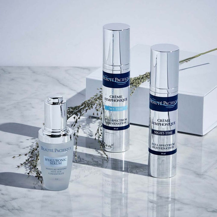 Beauté Pacifique Symphonique Night-Time 50 ml uudistava yövoide hopeisessa pumppupullossa sinisellä etiketillä.
