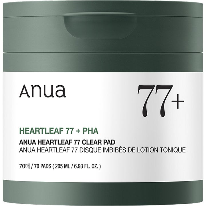 Anua Heartleaf 77 Clear Pad 70 kpl rauhoittavat kuorintalaput tummanvihreässä purkissa valkoisella etiketillä.