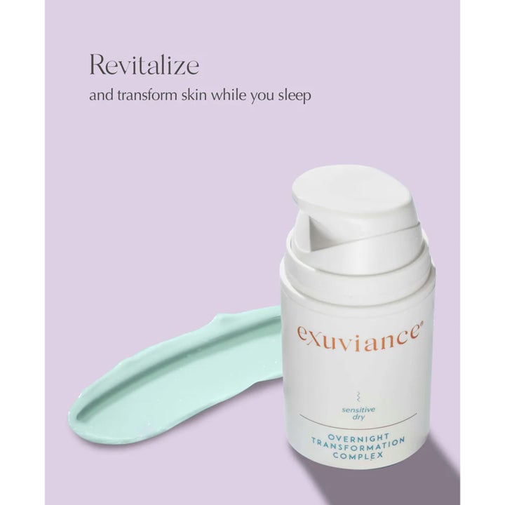 Exuviance Overnight Transformation Complex 50 g uudistava yövoide pumppupullossa ja vaaleansininen voidekoostumus.