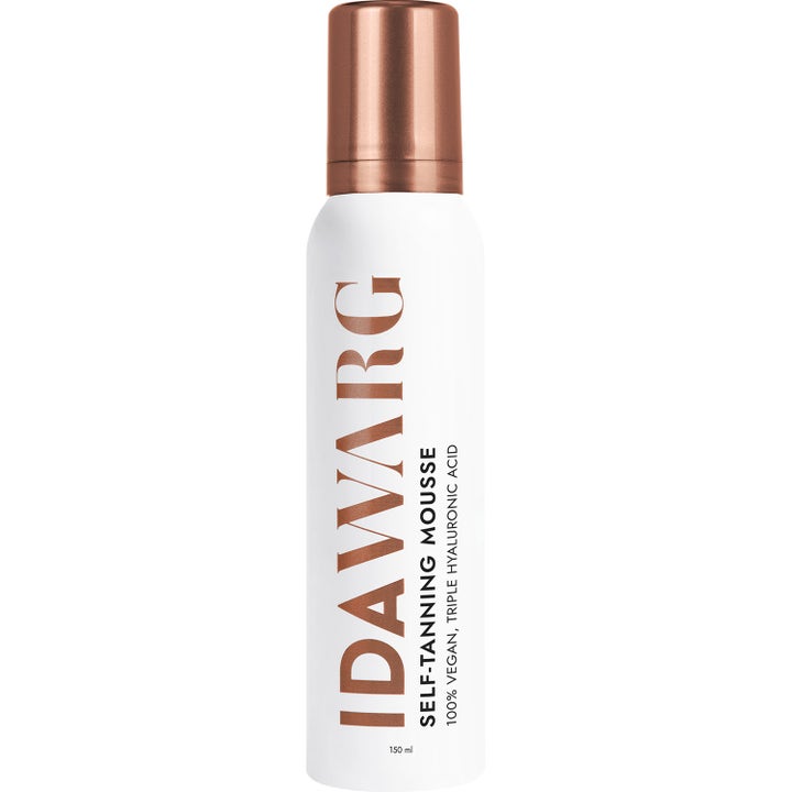 Ida Warg Self-Tanning Mousse 150 ml kosteuttava itseruskettava vaahto valkoisessa pullossa kuparisella korkilla.