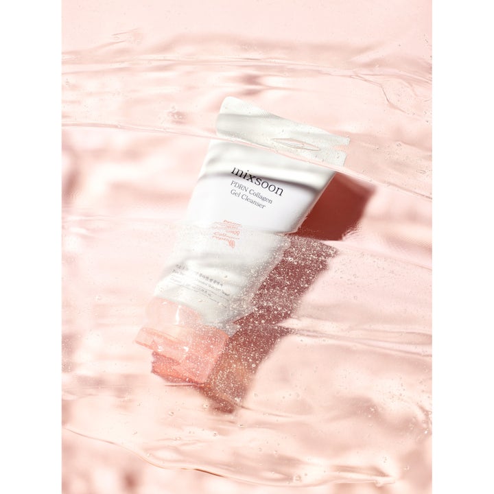 Mixsoon PDRN Collagen Gel Cleanser 100 ml puhdistusgeeli upotettuna vaaleanpunaiseen kuplivaan geeliin