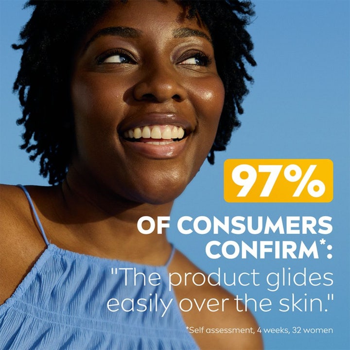 NIVEA UV Face Specialist Silky UV Stick 15 g aurinkosuojapuikko suojaa ihoa, hymyilevä nainen ja 97 % tyytyväisyysväite.