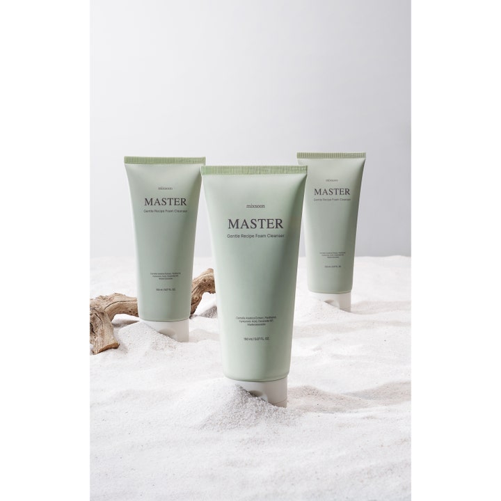 Mixsoon Master Gentle Recipe Foam Cleanser 150 ml rauhoittava puhdistusvaahto vaaleanvihreissä tuubeissa hiekalla.