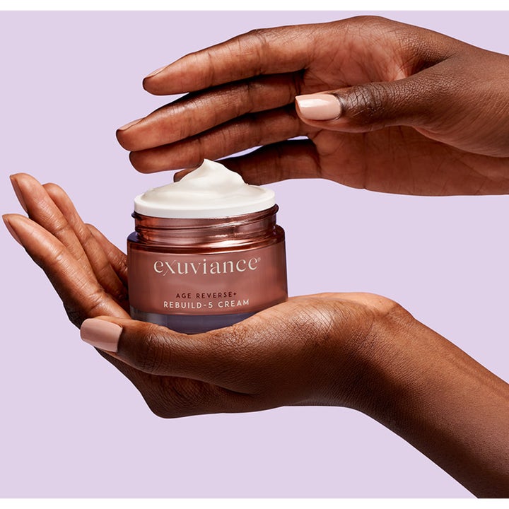 Exuviance Age Reverse + Rebuild-5 Cream 50 ml silottava päivävoide tumman ihon käsissä.