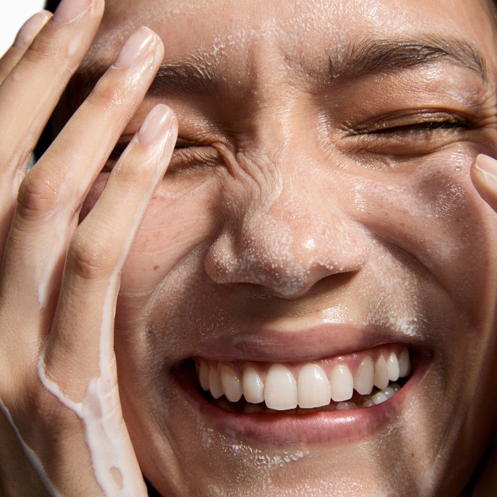The INKEY List Hydrating Cream to Milk Cleanser 50 ml kosteuttava puhdistusaine maitomaisena voiteena kasvoilla.