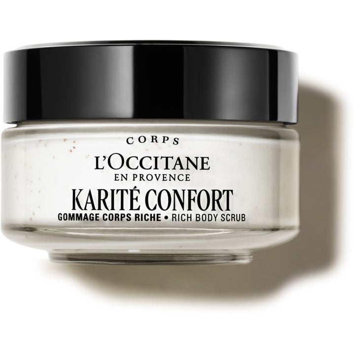 L'Occitane Karité Confort Rich Body Scrub on pehmentävä vartalokuorinta tyylikkäässä mustakantisessa lasipurkissa.