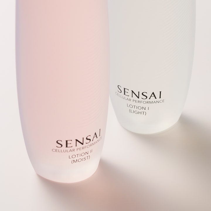 Sensai Cellular Performance Lotion II Moist 125 ml kosteuttava kasvovesi huurteisessa vaaleanpunaisessa pullossa.