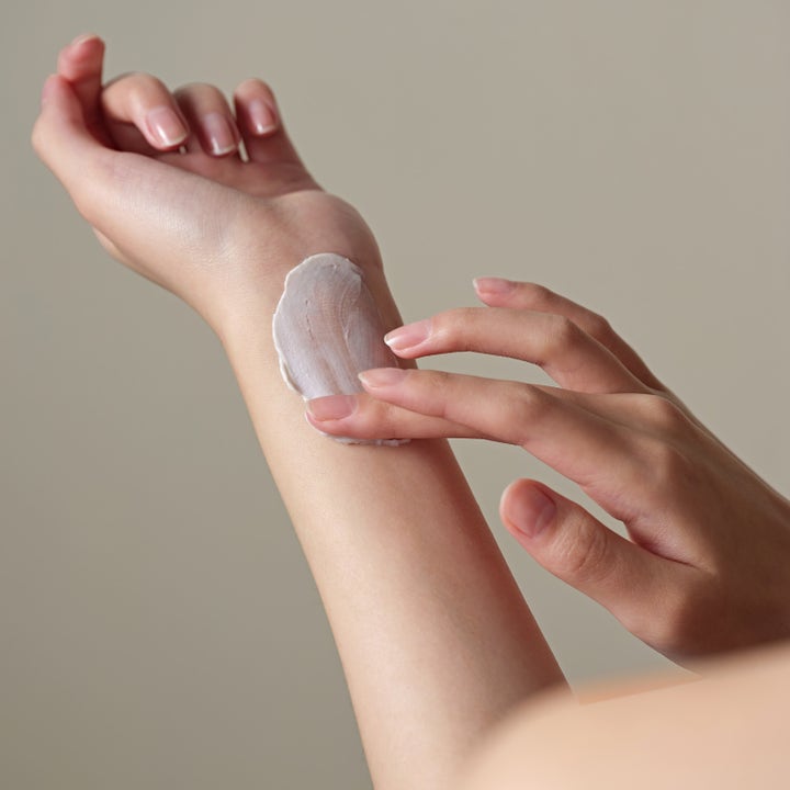 Dr. Ceuracle Vegan Aquarizing Hand Cream 50 ml kosteuttava käsivoide levittyy pehmeänä ja valkoisena voiteena iholle.