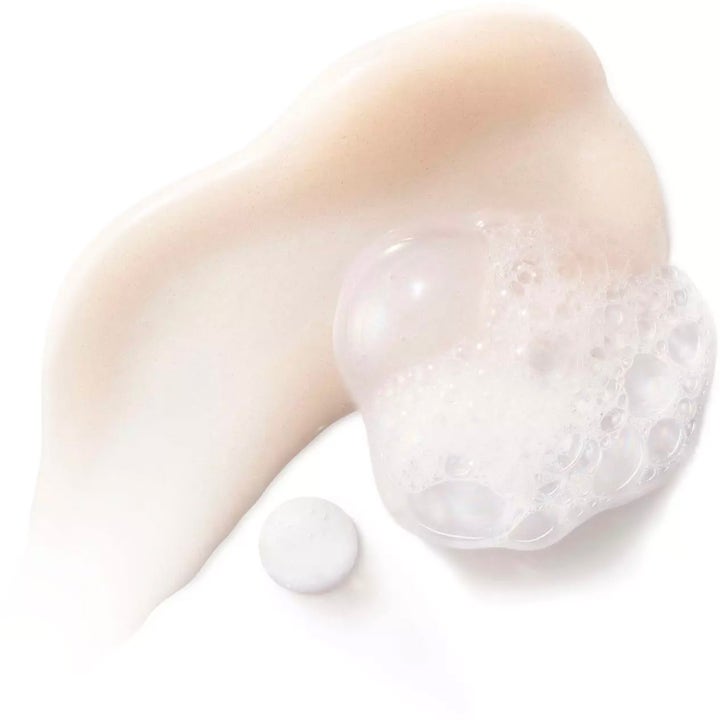 Elizabeth Arden Ceramide Skin Renewing Cleanser 125 ml uudistava puhdistusgeeli voidemainen tekstuuri ja ilmavaa vaahtoa