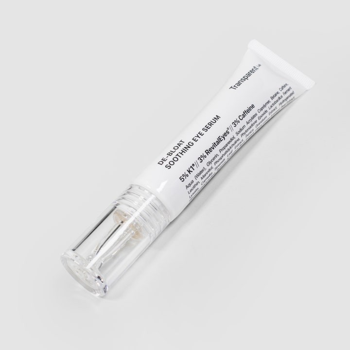 Niche Beauty Lab Transparent Lab De-Bloat Soothing Eye Serum 15 ml silmänympärysseerumi valkoisessa tuubissa.