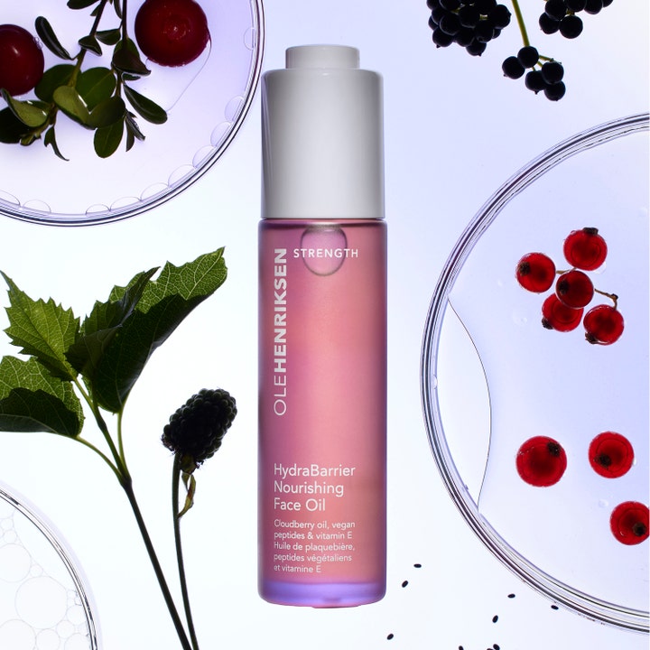 Ole Henriksen Strength HydraBarrier Nourishing Face Oil 30 ml ravitseva kasvoöljy violetissa pullossa marjojen seassa.