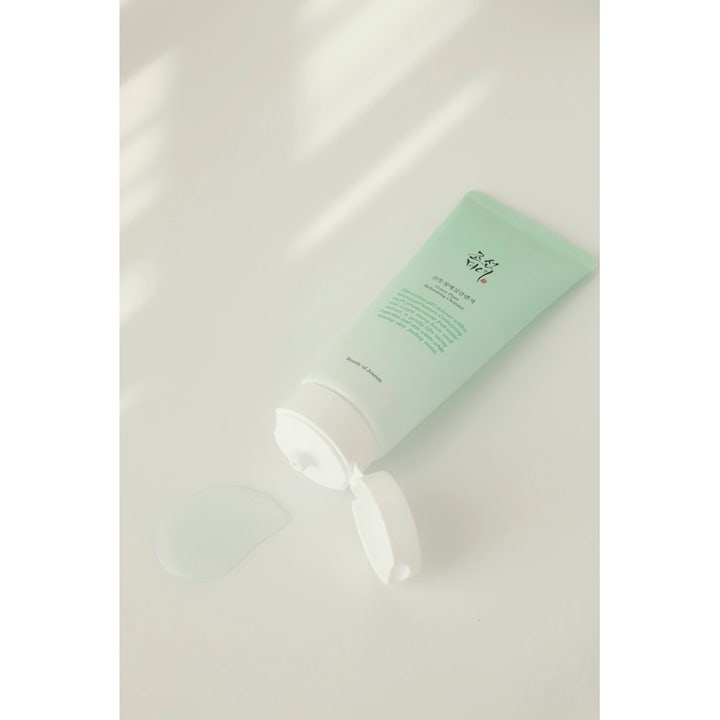 Beauty of Joseon Green Plum Refreshing Cleanser 100 ml puhdistusgeeli vaaleanvihreässä tuubissa ja kirkas geelikoostumus.