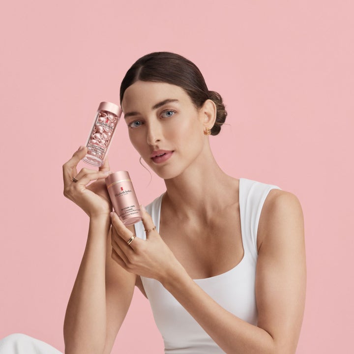 Elizabeth Arden Ceramide Retinol + Hpr Eye Cream 15 ml uudistava silmänympärysvoide naisen pitelemänä