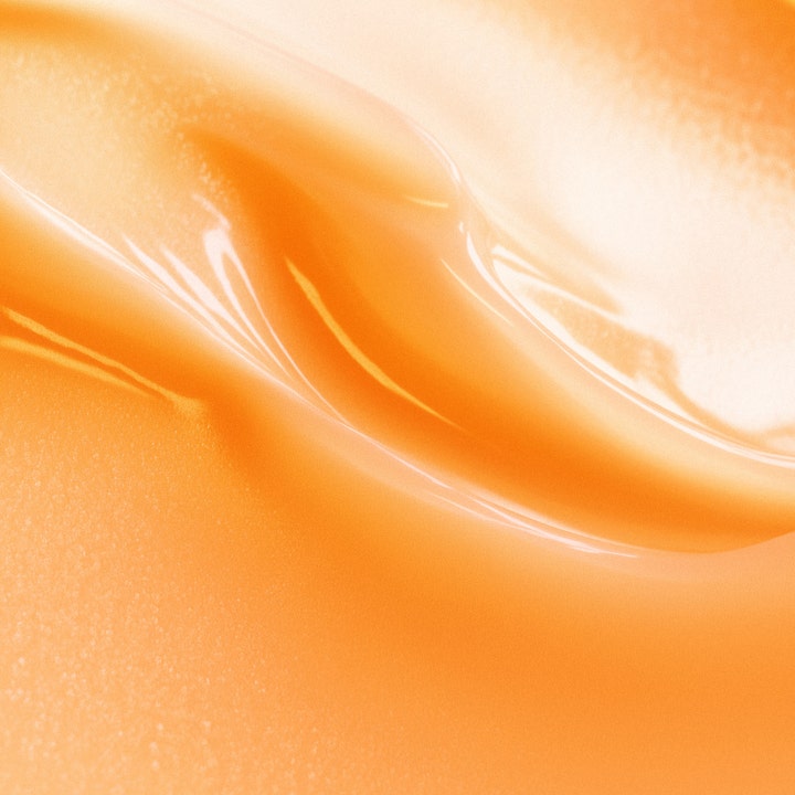 Biotherm Aquasource Vitamin Glow Gel 30 ml kirkastava päivävoide, jossa on kiiltävä ja persikkainen geelikoostumus.