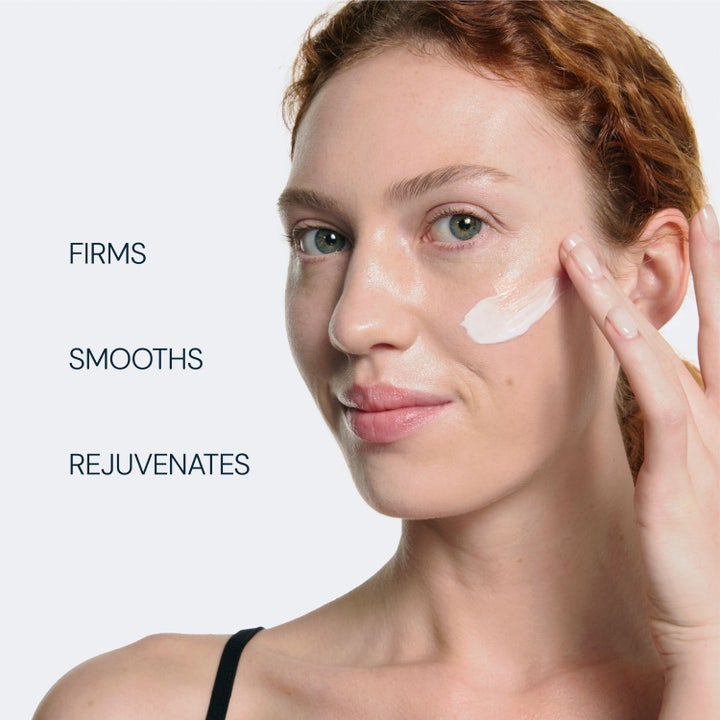 Elemis Pro-Collagen Night Cream 50 ml silottava yövoide lasipurkissa sekä Padina Pavonica ja heksapeptidi.