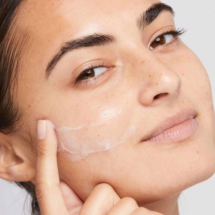 Dermalogica Active Moist kosteusvoide duo levitettynä poskelle kevyenä ja raikkaana koostumuksena.